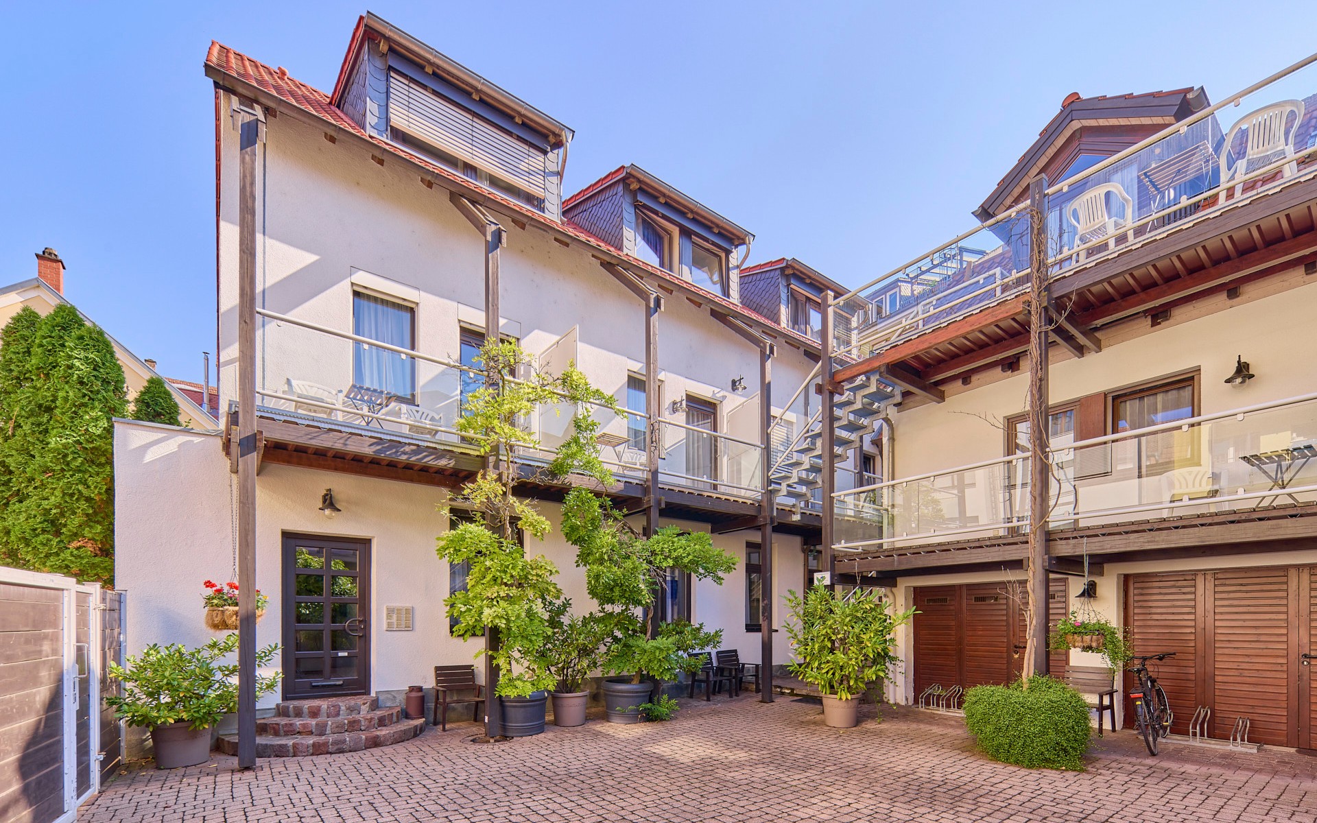 Cambridge Court Entrance and Courtyard